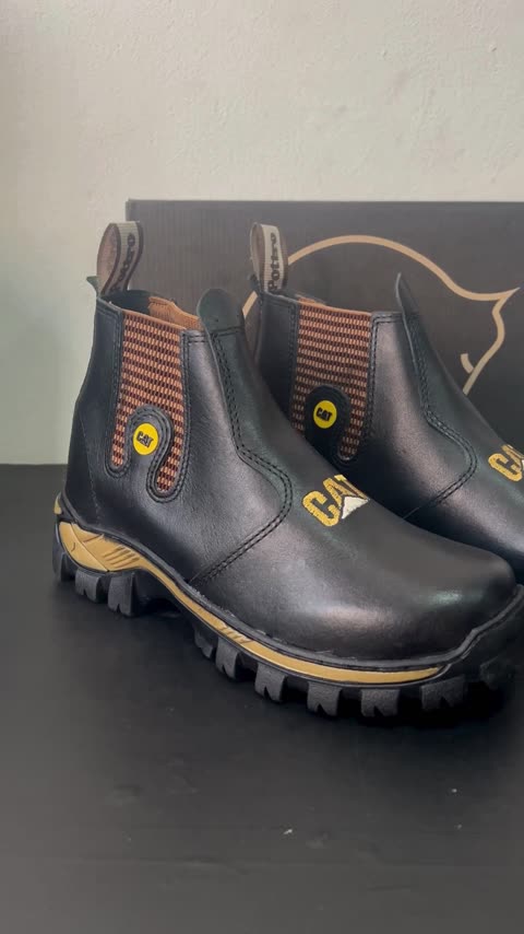 Botina Masculina Couro Nobuck CAT REF 519 Preto, capa do vídeo 1