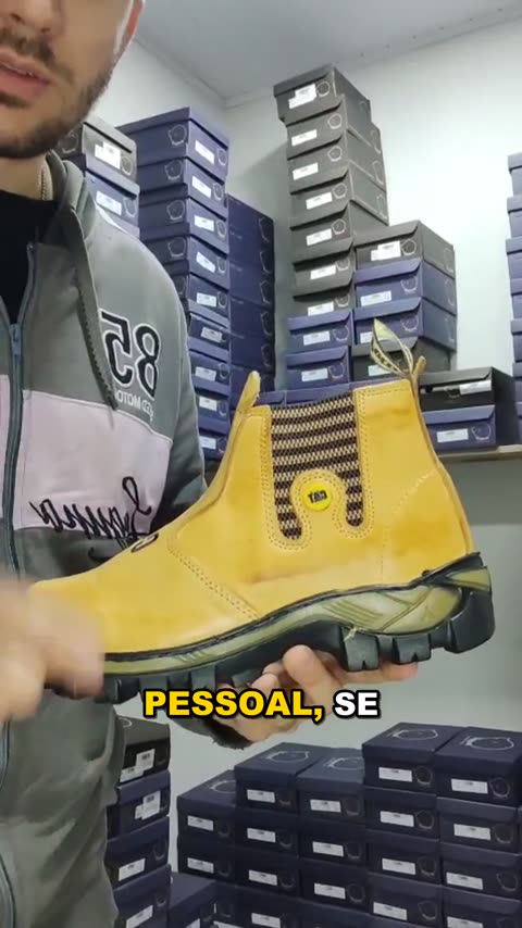 Botina Masculina Couro Nobuck CAT REF 519 Bege, capa do vídeo 1