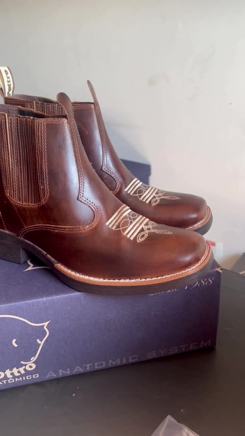 Bota Texana Country de Couro, Cano Baixo REF 950 Whisky, capa do vídeo 1