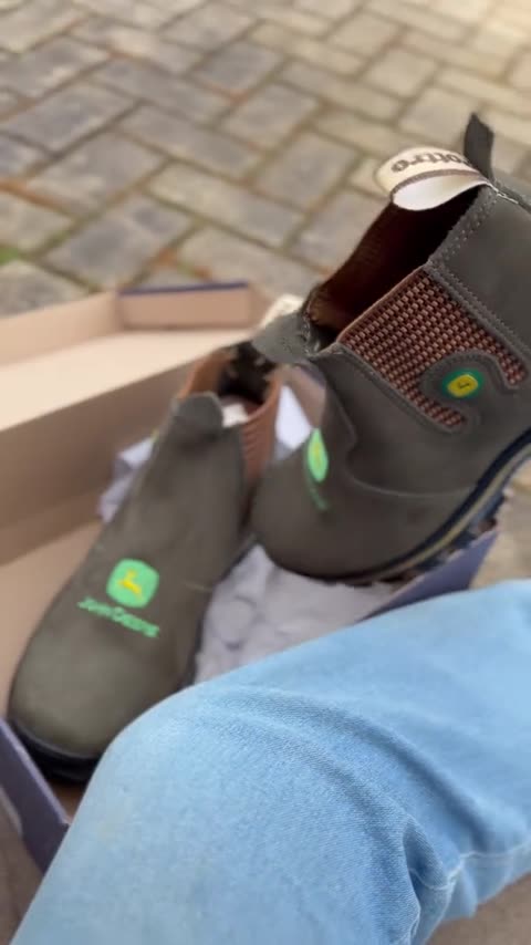 Botina John Deere Elástico Aberto de Couro REF 517 Capim, capa do vídeo 2