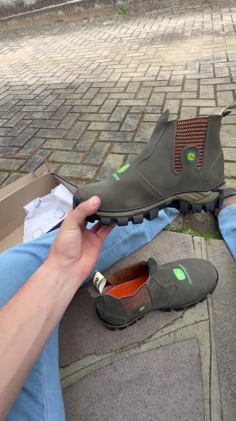 Botina John Deere Elástico Aberto de Couro REF 517 Capim, capa do vídeo 1